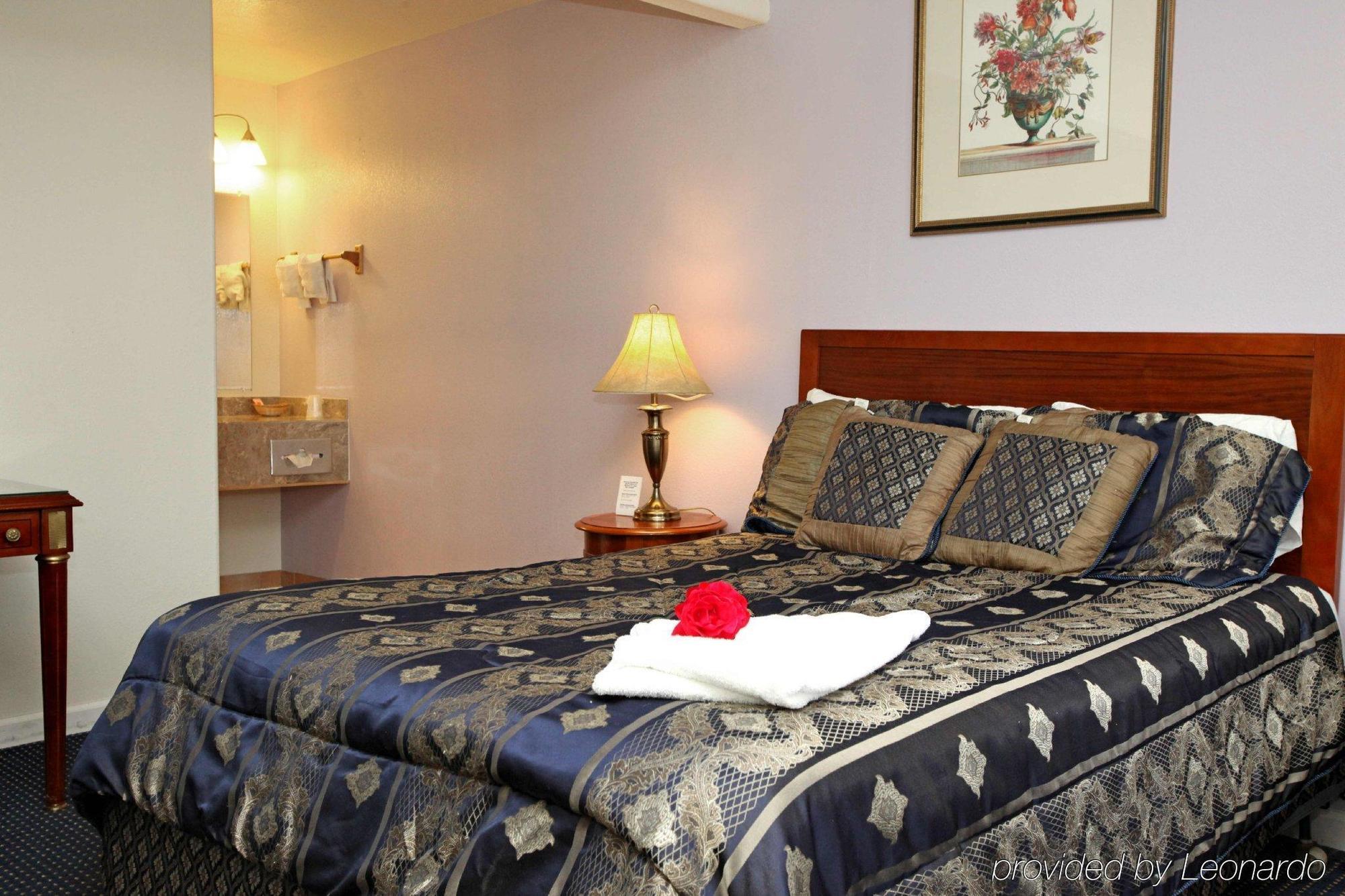 Monterey Oceanside Inn Room photo